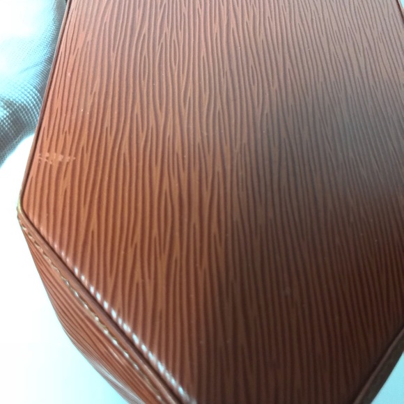 Authentic Louis Vuitton Sakkudepuro Epi Bucket Bag - Picture 4 of 8